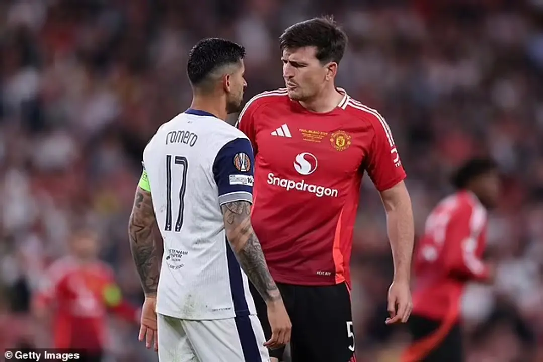 Tình huống va chạm giữa Harry Maguire và Cristian Romero